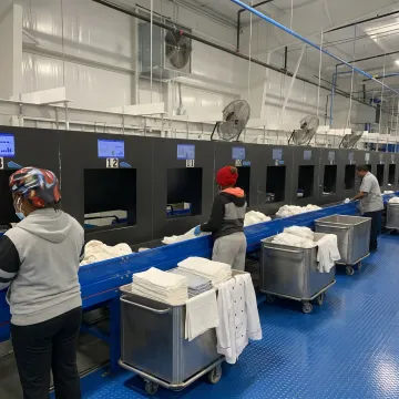 Automated commercial laundry system processing restaurant linens